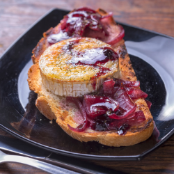 Tartines au fromage, au miel et aux oignons caramélisés