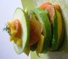 Millefeuille pomme verte, avocat, mangue et saumon fumé